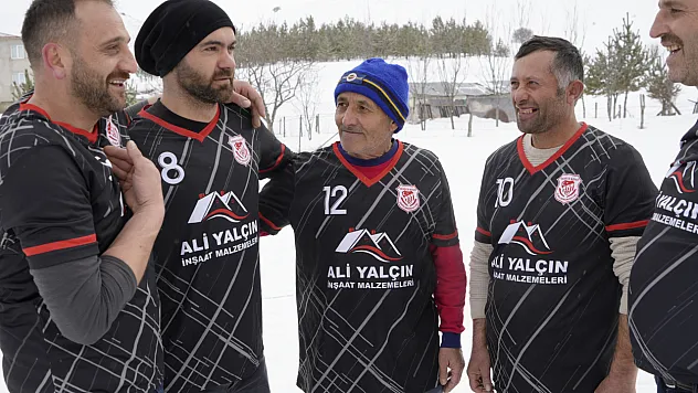 Köyde 31 yıldır kar voleybolu oynanıyor