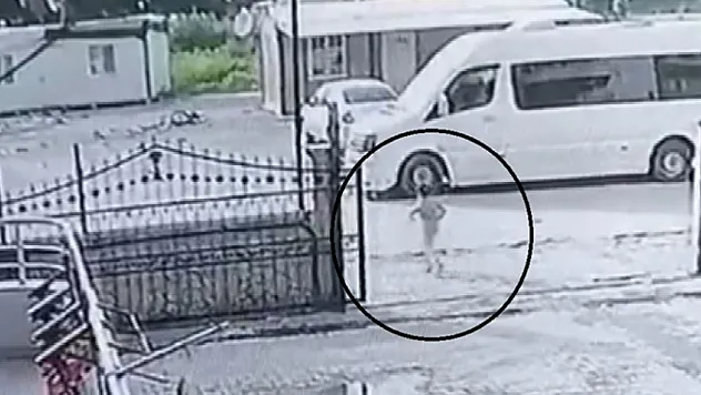 Küçük çocuğun minibüsün altında kaldığı anlar kamerada