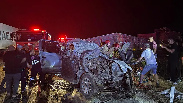 Kula'da kamyonet tıra arkadan çarptı: 1 ölü, 4 ağır yaralı