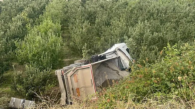 Kum Yüklü Tır Elma Bahçesine Devrildi: 43 Yaşındaki Sürücü Olay Yerinde Hayatını Kaybetti