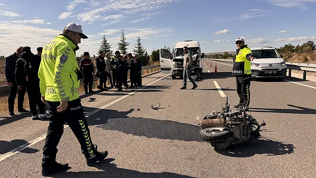 Kütahya'da minibüsle çarpışan motosikletin sürücüsü öldü