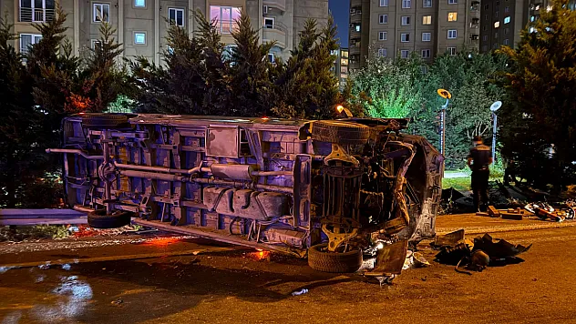 Makas atan minibüs zincirleme kazaya neden oldu: 1 ölü, 5 yaralı