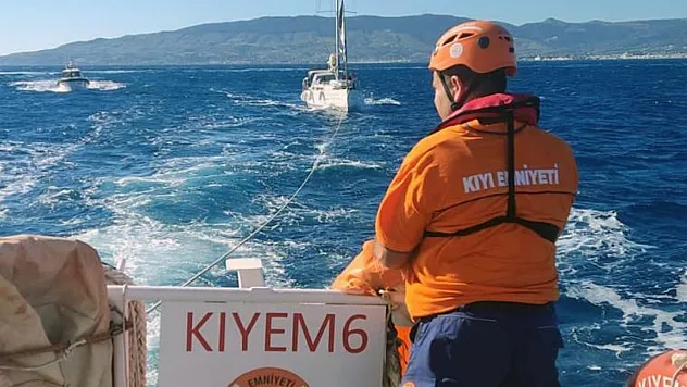 Makine arızası yapan tekneyi KIYEM ekipleri kurtardı