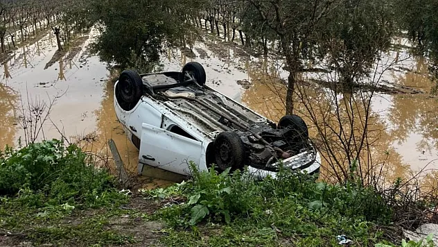 Manisa'da kaza yapan sürücü otomobilini bırakıp kaçtı