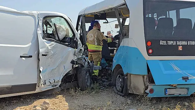Manisa'da midibüsle panelvanın çarpışması sonucu 1 kişi öldü, 10 kişi yaralandı