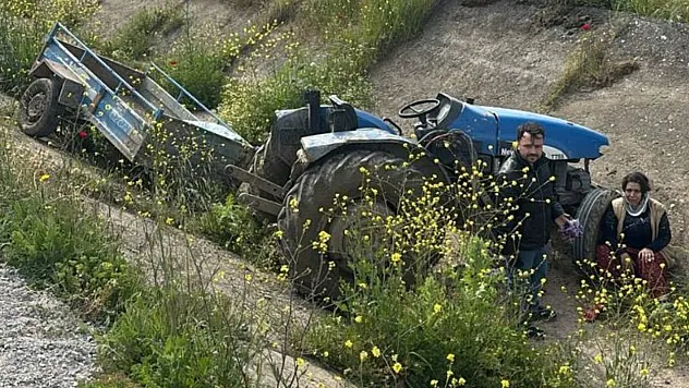 Manisa'da ön lastiği fırlayan traktör takla attı: 2 yaralı