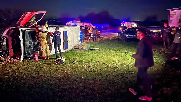 Manisa'da otomobil ile ambulans çarpıştı: 5 yaralı