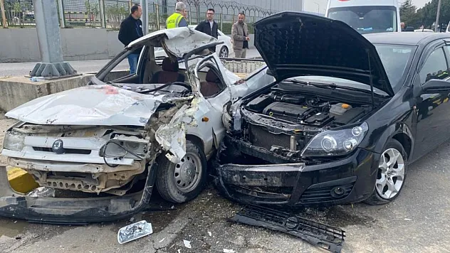 Manisa'da refüje çarpıp karşı şeride geçen otomobil başka araca çarptı: 1 ölü