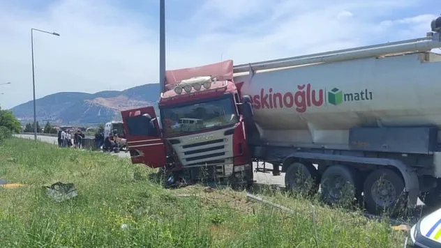 Manisa'da tır ile elektrikli motor çarpıştı: 1 ölü 4 yaralı