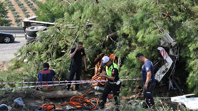 Manisa'da yolcu otobüsü kamyona çarptı: 1 ölü, 7 yaralı
