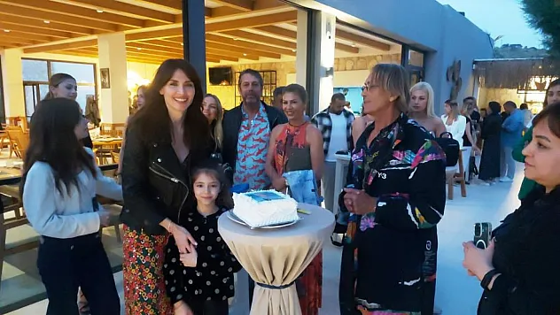 Manken ve oyuncu Karatay'a doğum günü sürprizi