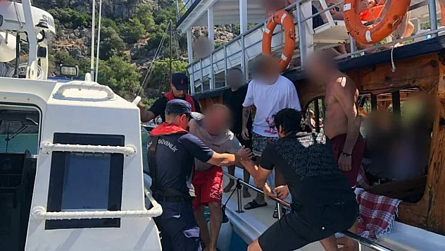 Marmaris açıklarında gezi teknesinde rahatsızlanan kişi tahliye edildi