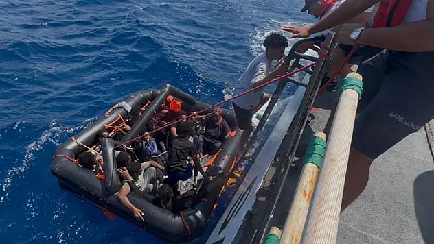 Marmaris açıklarında Yunanistan tarafından geri itilen 16 düzensiz göçmen kurtarıldı