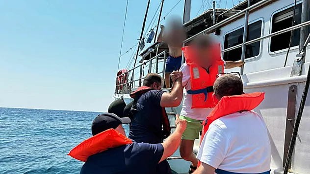 Marmaris açılarında karaya oturan gezi teknesindeki 11 kişi Sahil Güvenlik tarafından kurtarıldı