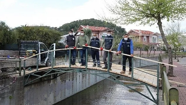 Marmaris Belediyesi'nin ustaları kente estetik görünüm kazandırıyor