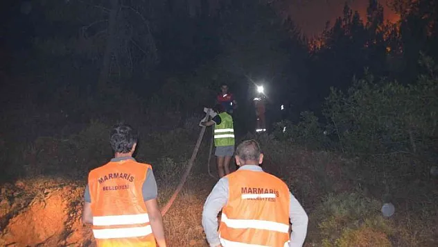 Marmaris Belediyesi yangında var gücü ile sahada