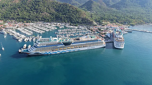 Marmaris'e 2 kruvaziyerle 2 bin 916 turist geldi