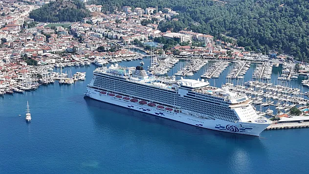 Marmaris'e 'Aroya' kruvaziyeri 2 bin 41 turist getirdi
