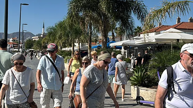 Marmaris'e bu hafta üç kurvaziyerle 9 bin 400 turist geldi