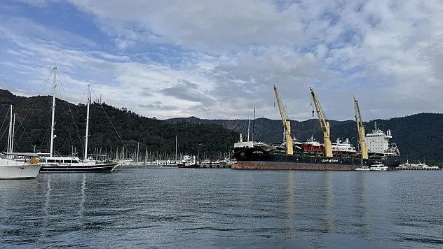 Marmaris'e kargo gemisiyle lüks motor yatlar getirildi