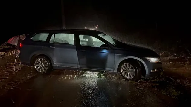 Marmaris'i sağanak yağış vurdu, araçlar suda mahsur kaldı