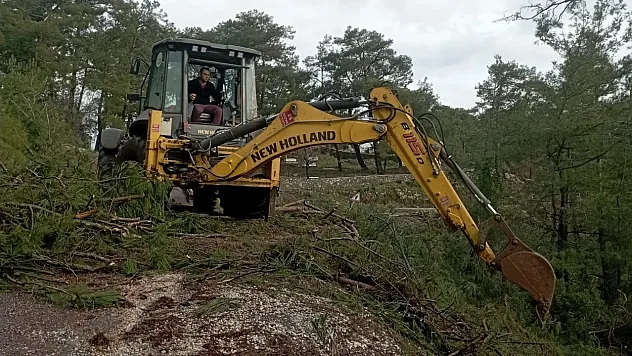 Marmaris orman ekiplerinden yangına karşı çalışmalar devam ediyor