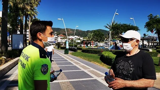Marmaris polisi sokağa çıkan yaşlılara su dağıttı