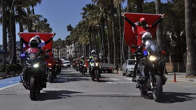 Marmaris polisinden anlamlı kortej