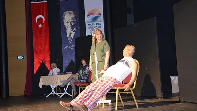 'Kadınlık Bizde Kalsın Sahnelendi' Tiyatro Severlerle Buluştu