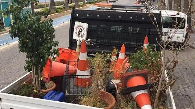 Marmaris'te araç parkını engelleyen malzemeler kaldırıldı