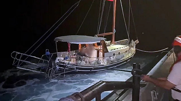 Marmaris'te arızalanan yelkenli tekne ve içindekiler Sahil Güvenlik ekibi tarafından kurtarıldı
