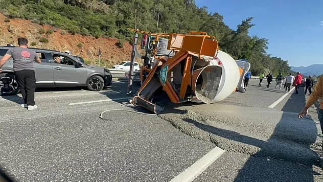 Marmaris'te beton mikseri devrildi, şoför burnu bile kanamadan kurtuldu