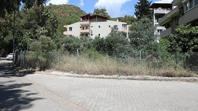 Marmaris'te boş arsalar temizleniyor