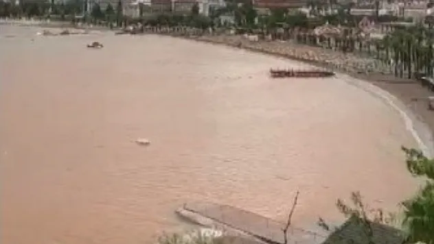 Marmaris'te denizin rengi kahverengiye dönüştü