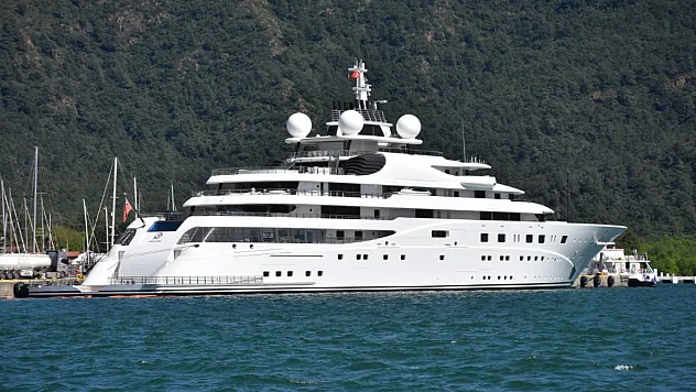 Marmaris'te dev yata 400 bin litre akaryakıt ikmali yapıldı