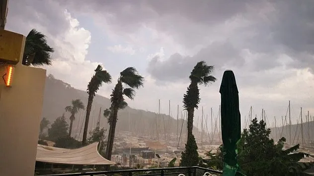 Marmaris'te dolu ile karışık sağanak yağış hayatı olumsuz etkiledi