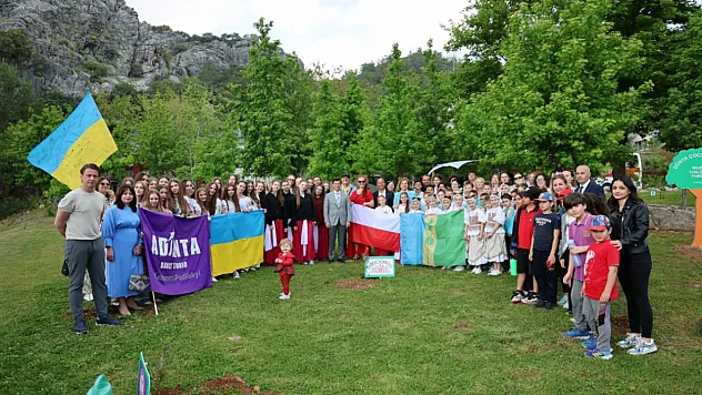 Marmaris'te dünya çocukları 'barış' için fidan dikti