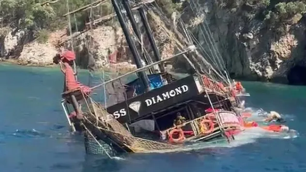 Marmaris'te gezi teknesindeki tahliye anına ait görüntüler ortaya çıktı