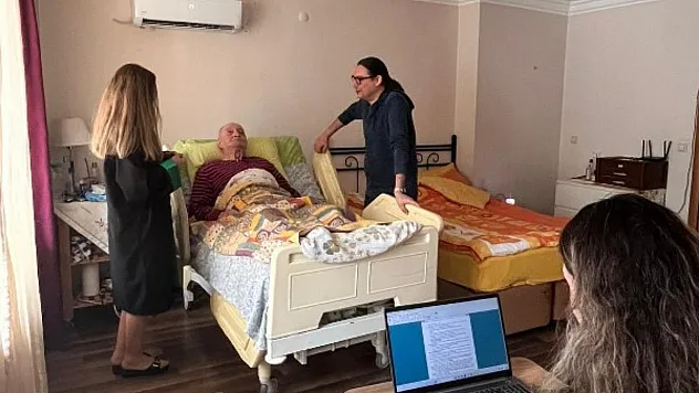 Marmaris'te hakim ve adliye personeli, vesayet davası için yatalak hastanın evine gitti