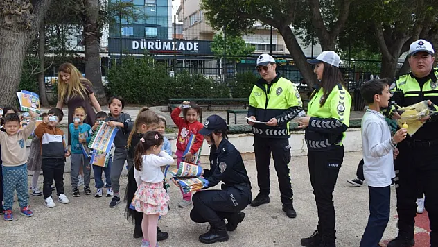 Marmaris'te ilkokul öğrencilerinden polislere 'ihbarlı' sürpriz