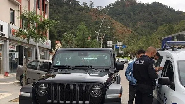 Marmaris'te lüks araçta radar tespit cihazı yakalandı