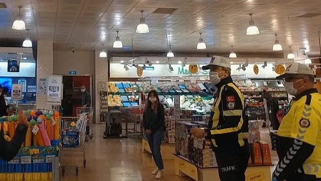 Marmaris'te marketlere sosyal mesafe denetimi