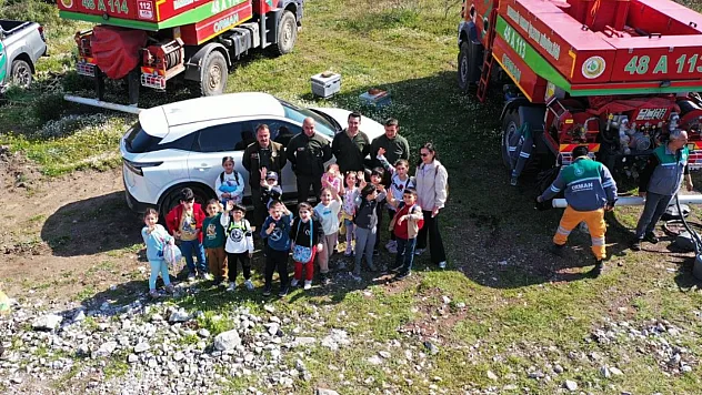 Marmaris'te öğrenciler fidanları toprakla buluşturdu