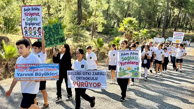Marmaris'te öğrenciler sağlıklı yaşam için yürüdü
