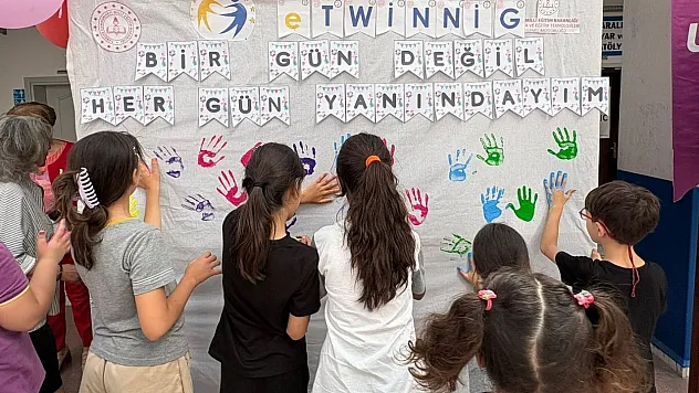 Marmaris'te özel eğitim öğrencilerinin 'Bir Gün Değil, Her Gün Yanındayım' sergisi açıldı