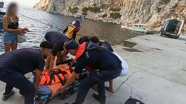 Marmaris'te özel teknede yaralanan vatandaşı Sahil Güvenlik ekipleri botla denizden tahliye etti