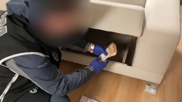 Marmaris'te polis, 'rüşvet dolarları'nı ele geçirdi