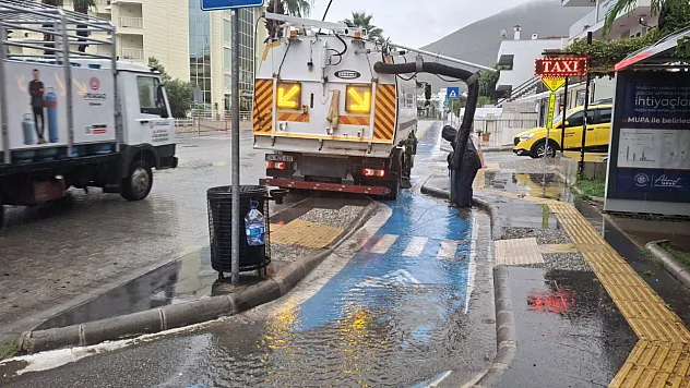 Marmaris'te sağanak sonrası belediye ekiplerinden müdahale
