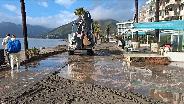 Marmaris'te sağanak ve fırtına etkili oldu