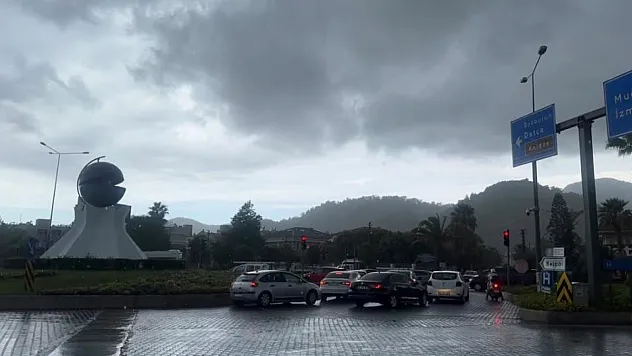 Marmaris'te sağanak yağış başladı
